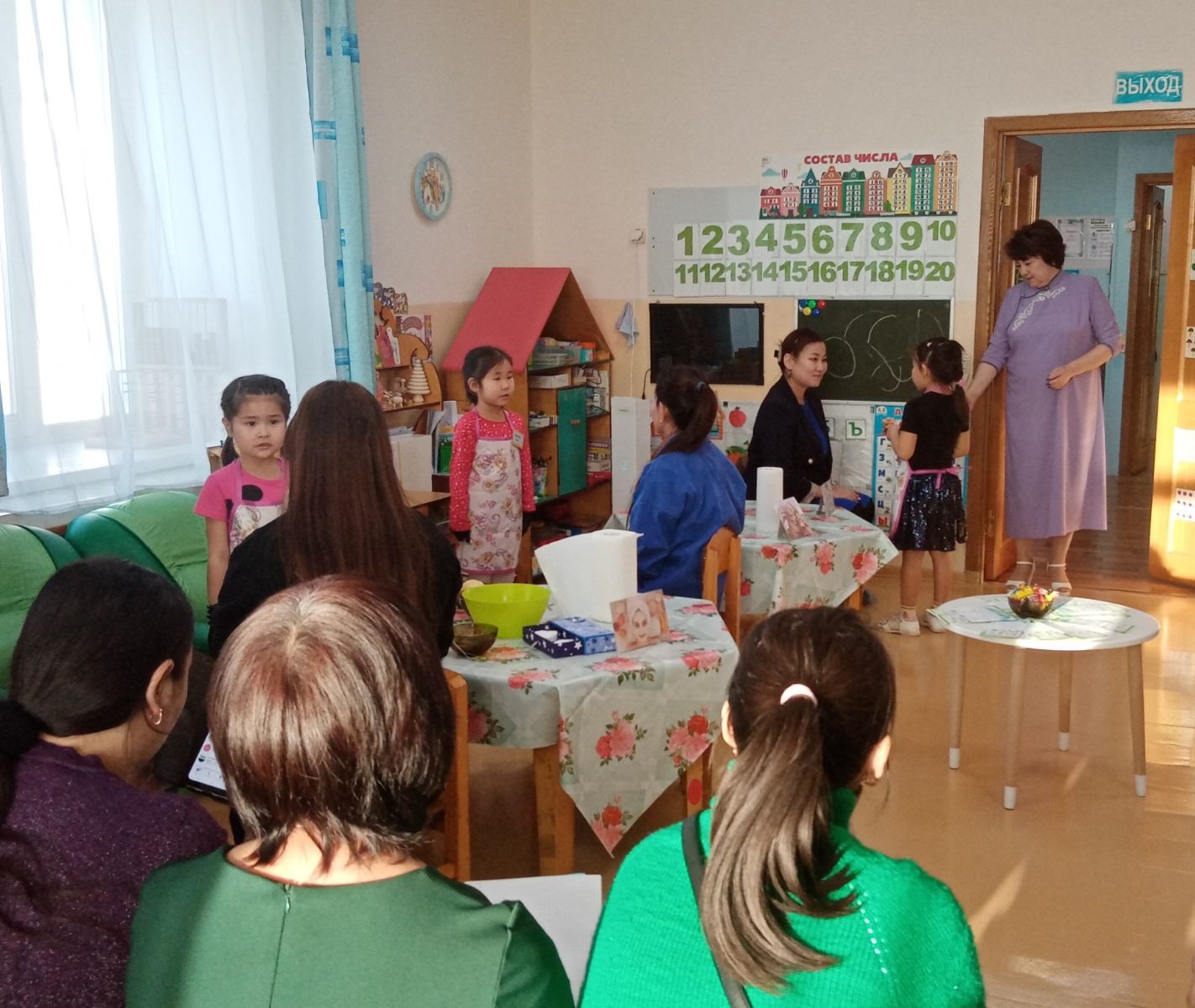 Коллектив педагогов детсада. Персонал детского садика. Фотографии работников детского сада. Ноги воспитательницы детского сада. Детский сад улыбка.